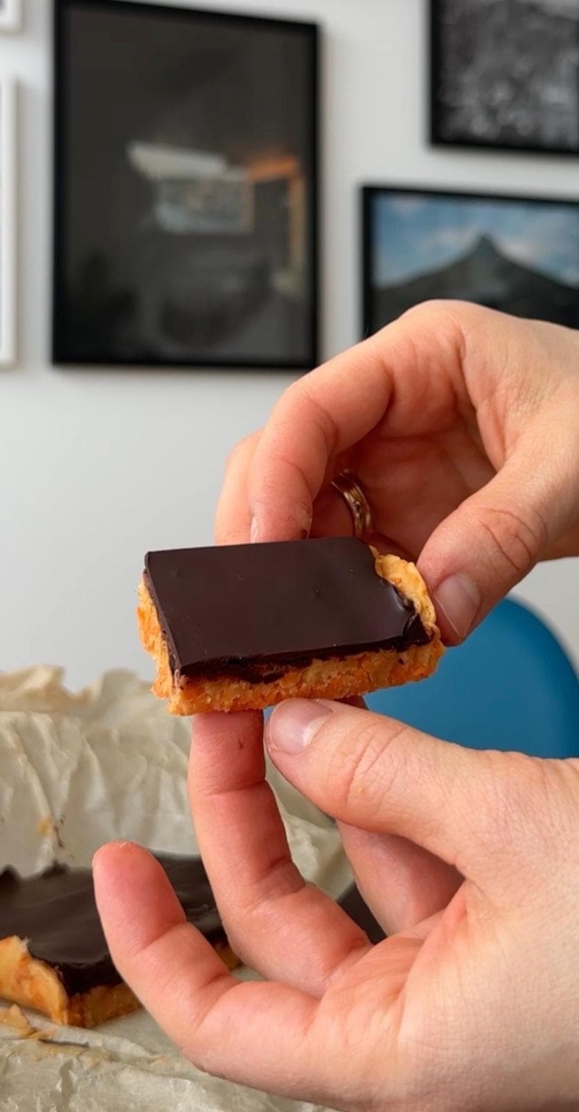 Entzündungshemmende Proteinriegel mit Gemüse